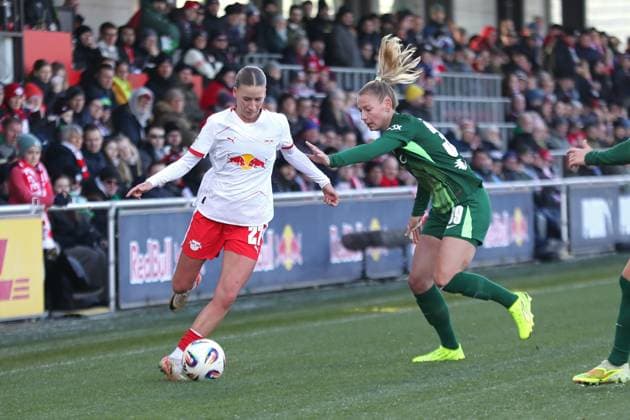 Google Pixel Frauen-Bundesliga, RB Leipzig - VfL Wolfsburg; 23.11.2025 Marlene Müller (27, RB Leipzig) gegen Sarai Linder (39, VfL Wolfsburg). Fußball, Google Pixel Frauen-Bundesliga, Saison 2025 2026, 11. Spieltag: RB Leipzig vs. VfL Wolfsburg am 23.11.2025, Trainingszentrum Cottaweg, Leipzig. DFB REGULATIONS PROHIBIT ANY USE OF PHOTOGRAPHS AS IMAGE SEQUENCES AND OR QUASI-VIDEO. Copyright: xBEAUTIFULxSPORTS JanxKaeferx