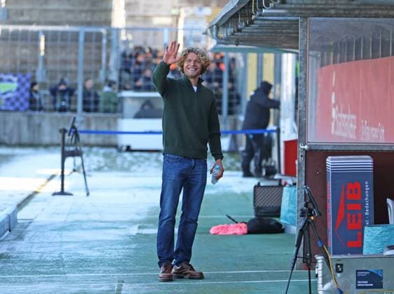 Fussball, Herren, 3.Liga, Saison 2025 2026, TSV 1860 München - 1.FC Saarbrücken, Grünwalder Stadion Jesper Verlaat (TSV 1860 München) grüsst freundlich