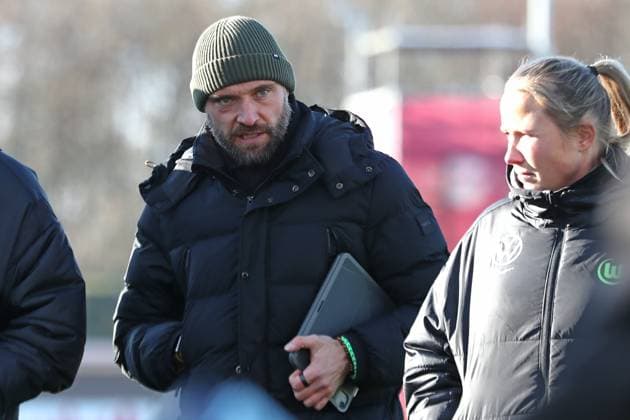 Google Pixel Frauen-Bundesliga, RB Leipzig - VfL Wolfsburg; 23.11.2025 Trainer Stephan Lerch (VfL Wolfsburg). Fußball, Google Pixel Frauen-Bundesliga, Saison 2025 2026, 11. Spieltag: RB Leipzig vs. VfL Wolfsburg am 23.11.2025, Trainingszentrum Cottaweg, Leipzig. DFB REGULATIONS PROHIBIT ANY USE OF PHOTOGRAPHS AS IMAGE SEQUENCES AND OR QUASI-VIDEO. Copyright: xBEAUTIFULxSPORTS JanxKaeferx