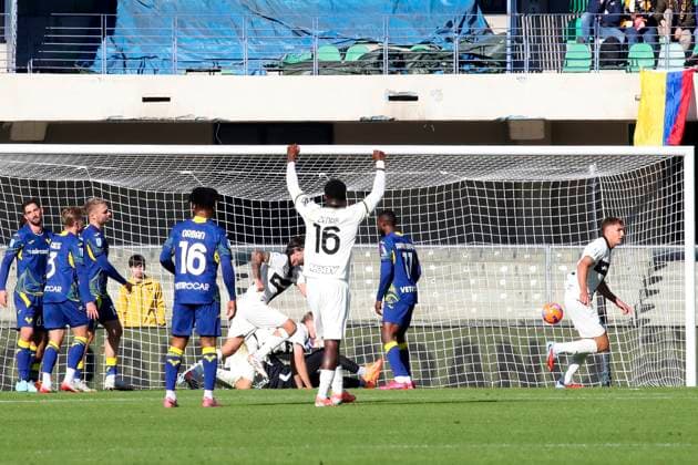 Parma™s Mateo Pellegrino celebration goal 0-1 during the Serie A soccer match between Hellas Verona and Parma at the Bentegodi Stadium in Verona, north west Italy - Sunday , November 23 , 2025. - Soccer .  Copyright: xPaolaxGarbuio Lapressex