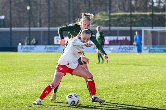 Fußball I Frauen I Saison 2025-2026 I Bundesliga I 11. Spieltag I RB Leipzig - VfL Wolfsburg I 23.11.2025 Zweikampf Annabel Schasching (16, Rasenballsport Leipzig) gegen Ella Peddemors (5, VfL Wolfsburg) Leipzig RB Trainingszentrum, Cottaweg 7 Sachsen Deutschland Copyright: xLobeca InesxHähnelx