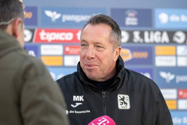Cheftrainer Markus Kauczinski (TSV 1860 Muenchen) mit einem Lachen, TSV 1860 Muenchen vs. 1. FC Saarbruecken, 3. Liga, 15. Spieltag, 23.11.2025 DFB regulations prohibit any use of photographs as image sequences and or quasi-video Muenchen Bayern Deutschland