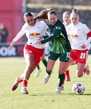 Leipzig, 23.11.2025, Red Bull Campus, Fußball, 1.Bundesliga, Frauen 11.Spieltag , RB Leipzig vs. Vfl Wolfsburg , Im Bild von links: Lisa Baum (11, Leipzig), Janou Levels ( 15, Wolfsburg). , Nur zur redaktionellen Nutzung. Only editorial use. , DFL DFB regulations prohibit any use of photographs as image sequences and or quasi-video. ,