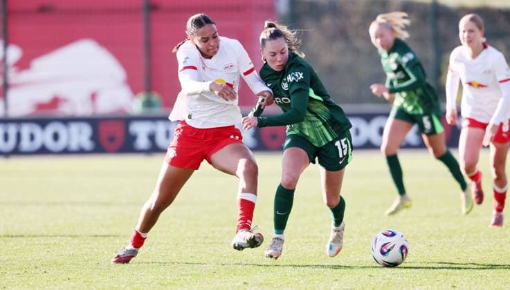 Leipzig, 23.11.2025, Red Bull Campus, Fußball, 1.Bundesliga, Frauen 11.Spieltag , RB Leipzig vs. Vfl Wolfsburg , Im Bild von links: Lisa Baum (11, Leipzig), Janou Levels ( 15, Wolfsburg). , Nur zur redaktionellen Nutzung. Only editorial use. , DFL DFB regulations prohibit any use of photographs as image sequences and or quasi-video. ,