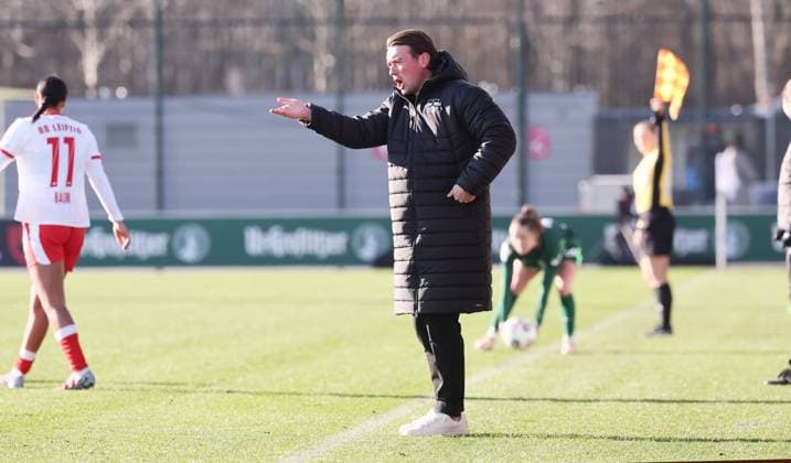 Leipzig, 23.11.2025, Red Bull Campus, Fußball, 1.Bundesliga, Frauen 11.Spieltag , RB Leipzig vs. Vfl Wolfsburg , Im Bild: Trainer Jonas Stephan (RB Leipzig) , Nur zur redaktionellen Nutzung. Only editorial use. , DFL DFB regulations prohibit any use of photographs as image sequences and or quasi-video. ,