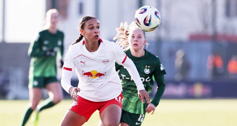 Leipzig, 23.11.2025, Red Bull Campus, Fußball, 1.Bundesliga, Frauen 11.Spieltag , RB Leipzig vs. Vfl Wolfsburg , Im Bild von vorn: Lisa Baum (11, Leipzig), Janou Levels ( 15, Wolfsburg). , Nur zur redaktionellen Nutzung. Only editorial use. , DFL DFB regulations prohibit any use of photographs as image sequences and or quasi-video. , *** Leipzig, 23 11 2025, Red Bull Campus, Soccer, 1 Bundesliga, Women 11 Matchday , RB Leipzig vs Vfl Wolfsburg , In the picture from the front Lisa Baum 11, Leipzig , Janou Levels 15, Wolfsburg , For editorial use only Only editorial use , DFL DFB regulations prohibit any use of photographs as image sequences and or quasi video ,
