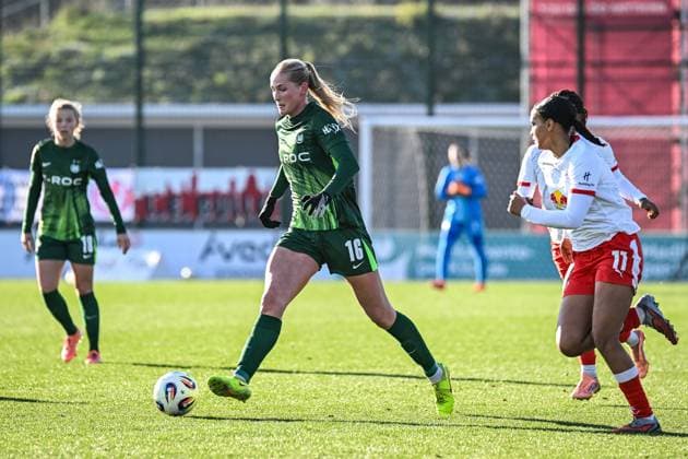 Fußball I Frauen I Saison 2025-2026 I Bundesliga I 11. Spieltag I RB Leipzig - VfL Wolfsburg I 23.11.2025 Camilla Küver (16, VfL Wolfsburg) dribbelt mit dem Ball Freisteller, Nahaufnahme, Porträt, Portrait, Einzelfoto, Einzelbild, Körper Leipzig RB Trainingszentrum, Cottaweg 7 Sachsen Deutschland Copyright: xLobeca InesxHähnelx
