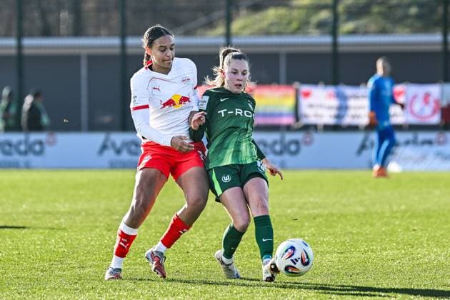Fußball I Frauen I Saison 2025-2026 I Bundesliga I 11. Spieltag I RB Leipzig - VfL Wolfsburg I 23.11.2025 Zweikampf Lisa Baum (11, Rasenballsport Leipzig) gegen Janou Johanna Theodora Levels (15, VfL Wolfsburg) Leipzig RB Trainingszentrum, Cottaweg 7 Sachsen Deutschland Copyright: xLobeca InesxHähnelx