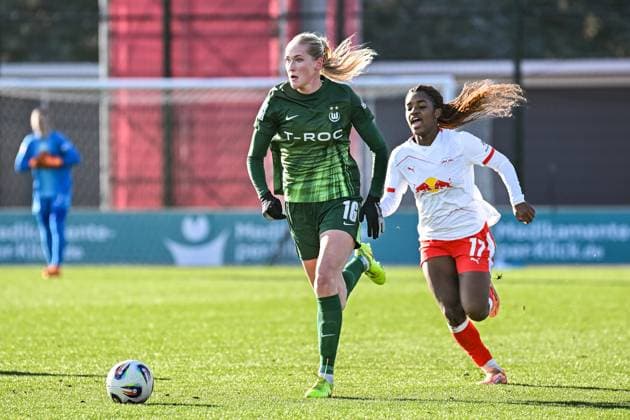Fußball I Frauen I Saison 2025-2026 I Bundesliga I 11. Spieltag I RB Leipzig - VfL Wolfsburg I 23.11.2025 Camilla Küver (16, VfL Wolfsburg) und Delice Boboy (17, Rasenballsport Leipzig) Leipzig RB Trainingszentrum, Cottaweg 7 Sachsen Deutschland Copyright: xLobeca InesxHähnelx