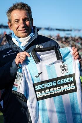 Praesident Gernot Mang (TSV 1860 Muenchen) mit dem Sondertrikot des TSV 1860 Muenchen gegen Rassismus. vor dem Spiel, TSV 1860 Muenchen vs. 1. FC Saarbruecken, Fussball, Dritte Liga, DFL, Saison 2025 2026, Hinrunde, 15. Spieltag, 23.11.2025 DFB regulations prohibit any use of photographs as image sequences and or quasi-video Muenchen Bayern Deutschland