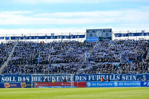 Die Fans des TSV 1860 Muenchen zeigen ein Banner gegen die neuen Sicherheitsbestimmungen, Fans, Publikum, Zuschauer, Stimmung, Atmosphaere, Stadion, 23.11.2025, München (Deutschland), Fussball, 3. Liga, TSV 1860 München - 1. FC Saarbrücken, DFB DFL REGULATIONS PROHIBIT ANY USE OF PHOTOGRAPHS AS IMAGE SEQUENCES AND OR QUASI-VIDEO.