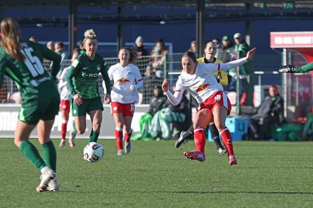 Google Pixel Frauen-Bundesliga, RB Leipzig - VfL Wolfsburg; 23.11.2025 Gina Chmielinski (10, RB Leipzig). Fußball, Google Pixel Frauen-Bundesliga, Saison 2025 2026, 11. Spieltag: RB Leipzig vs. VfL Wolfsburg am 23.11.2025, Trainingszentrum Cottaweg, Leipzig. DFB REGULATIONS PROHIBIT ANY USE OF PHOTOGRAPHS AS IMAGE SEQUENCES AND OR QUASI-VIDEO. Copyright: xBEAUTIFULxSPORTS JanxKaeferx