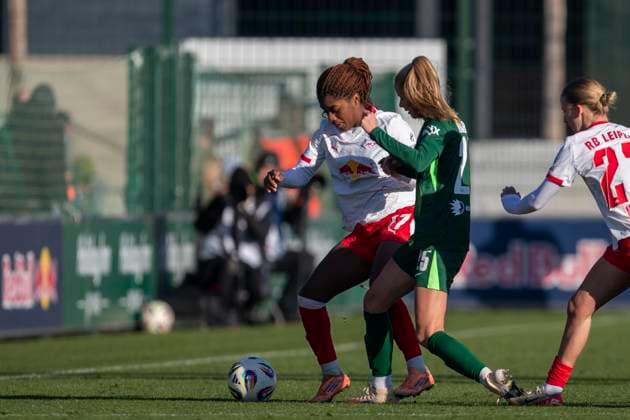 GER, Leipzig, Fußball, Google Pixel Frauen Bundesliga, 11. Spieltag, RB Leipzig vs. VFL Wolfsburg im Bild v.l.: Delice Boboy (RB Leipzig 17), Vivien Endemann (VFL Wolfsburg 25), Zweikampf, 23.11.2025, RB Leipzig Training Akademie, Cottaweg Leipzig DFB REGULATIONS PROHIBIT ANY USE OF PHOTOGRAPHS AS IMAGE SEQUENCES AND OR QUASI-VIDEO, Copyright: HMBxMedia PaulxFritz