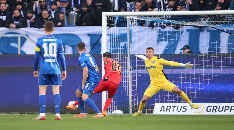 23.11.2025, Fussball, Herren, 2. Bundesliga, Saison 2025 2026, Karlsruher SC - SV 07 Elversberg, Hans Christian Bernat (Karlsruher SC) rettet gegen Younes Ebnoutalib (SV 07 Elversberg) Karlsruhe BBBank Wildpark Baden-Württemberg Deutschland (DEU) Copyright: xFabianxKleerx