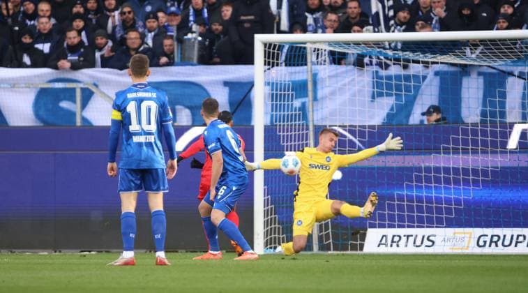 23.11.2025, Fussball, Herren, 2. Bundesliga, Saison 2025 2026, Karlsruher SC - SV 07 Elversberg, Hans Christian Bernat (Karlsruher SC) rettet gegen Younes Ebnoutalib (SV 07 Elversberg) Karlsruhe BBBank Wildpark Baden-Württemberg Deutschland (DEU) Copyright: xFabianxKleerx
