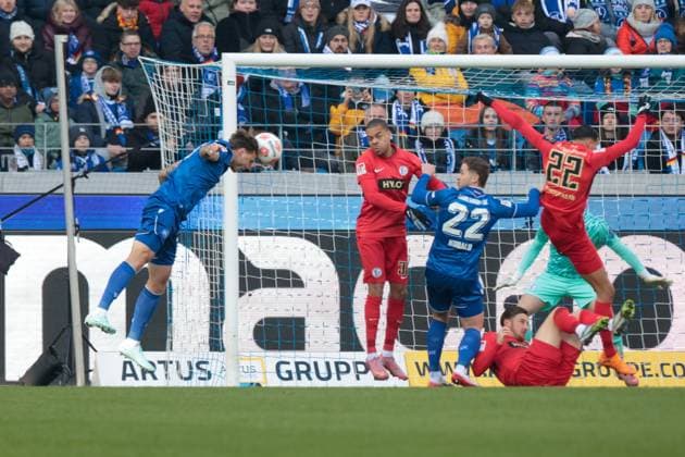 23.11.2025, xhettx, Fussball 2.Bundesliga, Karlsruher SC - SV Elversberg v.l. Kopfballchance Marcel Franke (Karlsruher SC, 28) (DFL DFB REGULATIONS PROHIBIT ANY USE OF PHOTOGRAPHS as IMAGE SEQUENCES and or QUASI-VIDEO) Karlsruhe