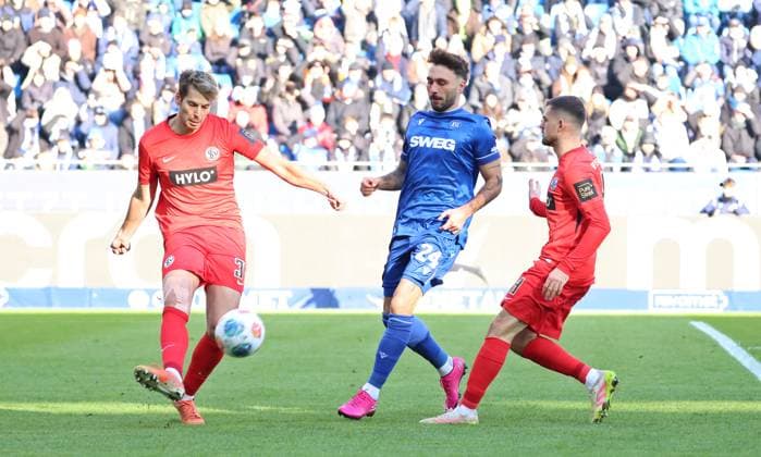 23.11.2025, Fussball, Herren, 2. Bundesliga, Saison 2025 2026, Karlsruher SC - SV 07 Elversberg, Maximilian Rohr (SV 07 Elversberg) Fabian Schleusener (Karlsruher SC) Lukasz Poreba (SV 07 Elversberg) Karlsruhe BBBank Wildpark Baden-Württemberg Deutschland (DEU) Copyright: xFabianxKleerx