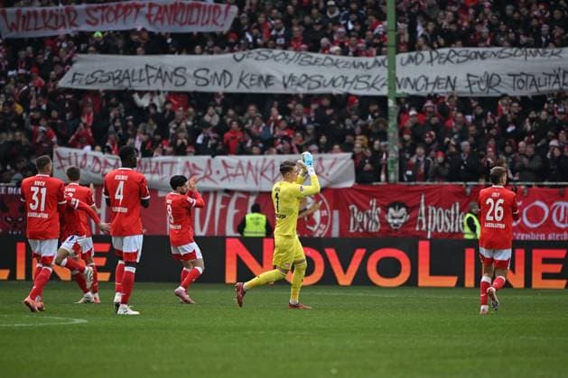 23.11.2025, xjhx, Fussball 2.Bundesliga, 1.FC Kaiserslautern - Holstein Kiel v.l. Die Spieler des FCK begrüßen die Fans , Julian Krahl (1. FC Kaiserslautern) (DFL DFB REGULATIONS PROHIBIT ANY USE OF PHOTOGRAPHS as IMAGE SEQUENCES and or QUASI-VIDEO) Kaiserslautern
