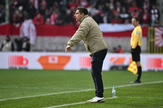 23.11.2025, xjhx, Fussball 2.Bundesliga, 1.FC Kaiserslautern - Holstein Kiel v.l. Trainer Marcel Rapp (Holstein Kiel) gibt Anweisungen, gestikuliert, mit den Armen gestikulieren gives instructions, gesticulate (DFL DFB REGULATIONS PROHIBIT ANY USE OF PHOTOGRAPHS as IMAGE SEQUENCES and or QUASI-VIDEO) Kaiserslautern