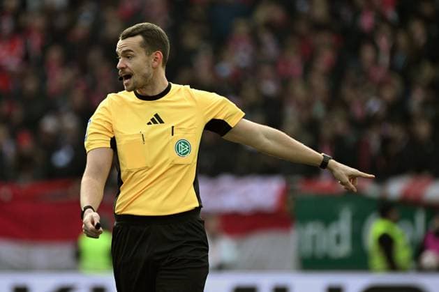 23.11.2025, xjhx, Fussball 2.Bundesliga, 1.FC Kaiserslautern - Holstein Kiel v.l. Schiedsrichter Referee Richard Hempel gibt Anweisungen, gestikuliert, mit den Armen gestikulieren gives instructions, gesticulate (DFL DFB REGULATIONS PROHIBIT ANY USE OF PHOTOGRAPHS as IMAGE SEQUENCES and or QUASI-VIDEO) Kaiserslautern