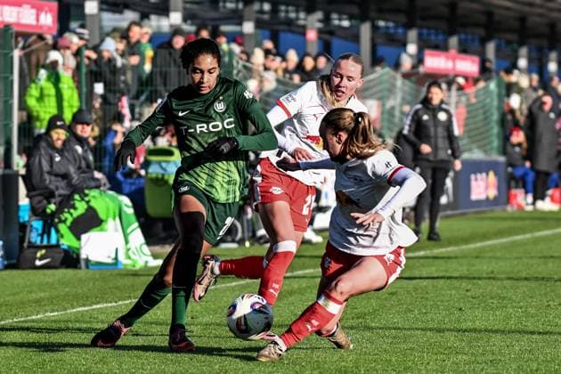 Fußball I Frauen I Saison 2025-2026 I Bundesliga I 11. Spieltag I RB Leipzig - VfL Wolfsburg I 23.11.2025 Zweikampf Cora Zicai (28, VfL Wolfsburg) und Lou-Ann Joly (6, Rasenballsport Leipzig), dahinter Nikoline Dudek (24, Rasenballsport Leipzig) Leipzig RB Trainingszentrum, Cottaweg 7 Sachsen Deutschland Copyright: xLobeca InesxHähnelx