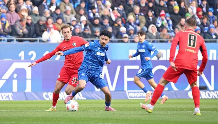 23.11.2025, Fussball, Herren, 2. Bundesliga, Saison 2025 2026, Karlsruher SC - SV 07 Elversberg, Tom Zimmerschied (SV 07 Elversberg) Eymen Laghrissi (Karlsruher SC) Karlsruhe BBBank Wildpark Baden-Württemberg Deutschland (DEU) Copyright: xFabianxKleerx