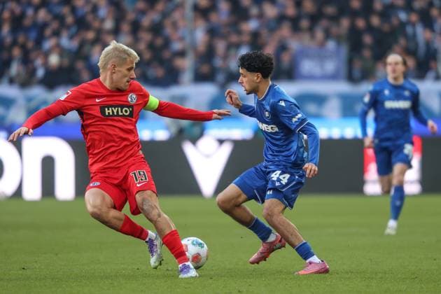 Eymen Laghrissi (Karlsruher SC, 44) im Zweikampf mit Pinckert Lukas (SV Elversberg, 19), Karlsruher SC vs. SV Elversberg, 2. Bundesliga, 13. Spieltag, 2025 2026, 23.11.2025, DFL REGULATIONS PROHIBIT ANY USE OF PHOTOGRAPHS AS IMAGE SEQUENCES AND OR QUASI-VIDEO, Karlsruher SC vs. SV Elversberg, 2. Bundesliga, 13. Spieltag, 2025 2026, 23.11.2025 Karlsruhe Copyright: xEibner-Pressefoto JanxPrihodax EP_JPA