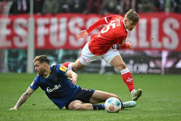 23.11.2025, xjhx, Fussball 2.Bundesliga, 1.FC Kaiserslautern - Holstein Kiel v.l. Marco Komenda (Holstein Kiel) Naatan Mikael Skyttä (1. FC Kaiserslautern) Zweikampf, Aktion, action, battle for the ball (DFL DFB REGULATIONS PROHIBIT ANY USE OF PHOTOGRAPHS as IMAGE SEQUENCES and or QUASI-VIDEO) Kaiserslautern