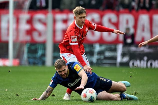 23.11.2025, xjhx, Fussball 2.Bundesliga, 1.FC Kaiserslautern - Holstein Kiel v.l. Marco Komenda (Holstein Kiel) Naatan Mikael Skyttä (1. FC Kaiserslautern) Zweikampf, Aktion, action, battle for the ball (DFL DFB REGULATIONS PROHIBIT ANY USE OF PHOTOGRAPHS as IMAGE SEQUENCES and or QUASI-VIDEO) Kaiserslautern