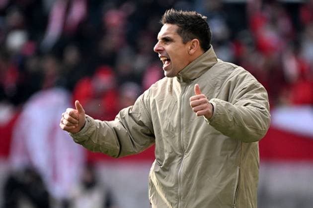 23.11.2025, xjhx, Fussball 2.Bundesliga, 1.FC Kaiserslautern - Holstein Kiel v.l. Trainer Marcel Rapp (Holstein Kiel) gibt Anweisungen, gestikuliert, mit den Armen gestikulieren gives instructions, gesticulate (DFL DFB REGULATIONS PROHIBIT ANY USE OF PHOTOGRAPHS as IMAGE SEQUENCES and or QUASI-VIDEO) Kaiserslautern