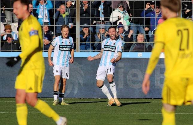 Fussball, Herren, 3.Liga, Saison 2025 2026, TSV 1860 München - 1.FC Saarbrücken, Grünwalder Stadion 1:0 durch Patrick Hobsch (TSV 1860 München) (re.) Tor, Jubel, Jubelschrei, Freude
