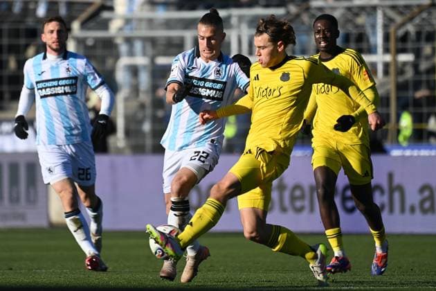 Sigurd HAUGEN (TSV 1860 Muenchen), Aktion,Zweikampf gegen Lasse WILHELM (Saarbruecken). Fussball 3.Liga,15.Spieltag, Saison 2025 26 TSV 1860 Muenchen -1.FC Saarbrücken am 23.11.2025 GRUENWALDER STADION.
