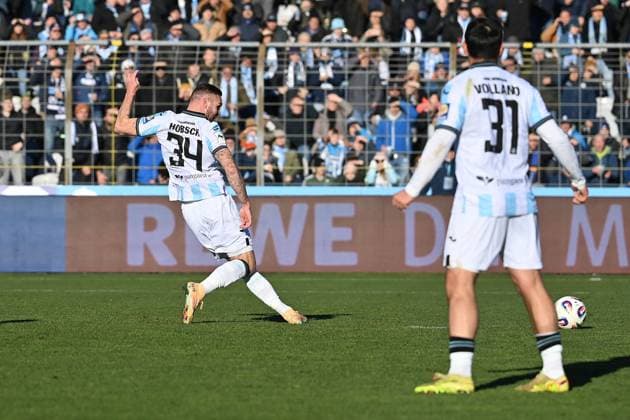 Tor Patrick HOBSCH (TSV 1860 Muenchen) zum 1-0, Torschuss,Akttion, li:Clemens LIPPMANN (1860 Muenchen). Fussball 3.Liga,15.Spieltag, Saison 2025 26 TSV 1860 Muenchen -1.FC Saarbrücken am 23.11.2025 GRUENWALDER STADION.