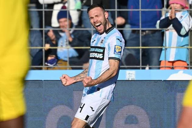 Torjubel Patrick HOBSCH (TSV 1860 Muenchen) nach Tor zum 1-0, Jubel,Freude,Begeisterung,Akttion, Fussball 3.Liga,15.Spieltag, Saison 2025 26 TSV 1860 Muenchen -1.FC Saarbrücken am 23.11.2025 GRUENWALDER STADION.