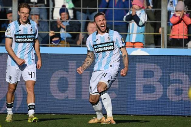 Torjubel Patrick HOBSCH (TSV 1860 Muenchen) nach Tor zum 1-0, Jubel,Freude,Begeisterung,Akttion, li:Clemens LIPPMANN (1860 Muenchen). Fussball 3.Liga,15.Spieltag, Saison 2025 26 TSV 1860 Muenchen -1.FC Saarbrücken am 23.11.2025 GRUENWALDER STADION.