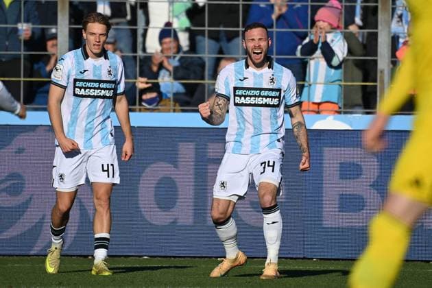 Torjubel Patrick HOBSCH (TSV 1860 Muenchen) nach Tor zum 1-0, Jubel,Freude,Begeisterung,Akttion, li:Clemens LIPPMANN (1860 Muenchen). Fussball 3.Liga,15.Spieltag, Saison 2025 26 TSV 1860 Muenchen -1.FC Saarbrücken am 23.11.2025 GRUENWALDER STADION.