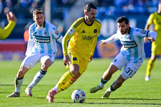 v.li.: Max Reinthaler (TSV 1860, 16) Kasim Rabihic (Saarbruecken, 10) Kevin Volland (TSV 1860, 31) im Zweikampf, Duell, duel, tackle, Dynamik, Action, Aktion, 23.11.2025, München (Deutschland), Fussball, 3. Liga, TSV 1860 München - 1. FC Saarbrücken, DFB DFL REGULATIONS PROHIBIT ANY USE OF PHOTOGRAPHS AS IMAGE SEQUENCES AND OR QUASI-VIDEO.