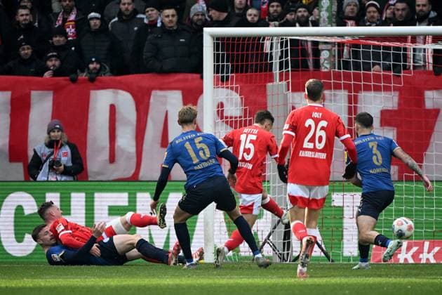 23.11.2025, xjhx, Fussball 2.Bundesliga, 1.FC Kaiserslautern - Holstein Kiel v.l. Naatan Mikael Skyttä (1. FC Kaiserslautern) Torschuetze, erzielt das Tor, Treffer, scores the goal 1:0 (DFL DFB REGULATIONS PROHIBIT ANY USE OF PHOTOGRAPHS as IMAGE SEQUENCES and or QUASI-VIDEO) Kaiserslautern