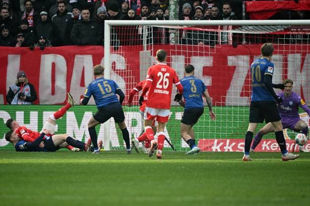 23.11.2025, xjhx, Fussball 2.Bundesliga, 1.FC Kaiserslautern - Holstein Kiel v.l. Naatan Mikael Skyttä (1. FC Kaiserslautern) Torschuetze, erzielt das Tor, Treffer, scores the goal 1:0 (DFL DFB REGULATIONS PROHIBIT ANY USE OF PHOTOGRAPHS as IMAGE SEQUENCES and or QUASI-VIDEO) Kaiserslautern
