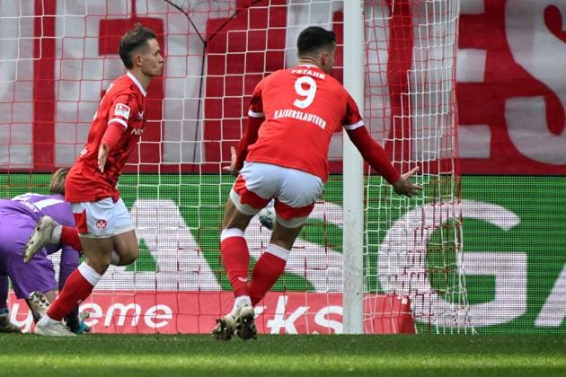 23.11.2025, xjhx, Fussball 2.Bundesliga, 1.FC Kaiserslautern - Holstein Kiel v.l. Torjubel nach dem Tor zum celebrating the goal celebrate 1:0 durch Naatan Mikael Skyttä (1. FC Kaiserslautern) (DFL DFB REGULATIONS PROHIBIT ANY USE OF PHOTOGRAPHS as IMAGE SEQUENCES and or QUASI-VIDEO) Kaiserslautern