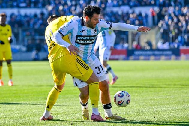 v.li.: Kasim Rabihic (Saarbruecken, 10) Kevin Volland (TSV 1860, 31) im Zweikampf, Duell, duel, tackle, Dynamik, Action, Aktion, 23.11.2025, München (Deutschland), Fussball, 3. Liga, TSV 1860 München - 1. FC Saarbrücken, DFB DFL REGULATIONS PROHIBIT ANY USE OF PHOTOGRAPHS AS IMAGE SEQUENCES AND OR QUASI-VIDEO.