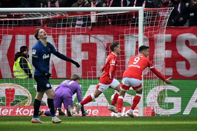 23.11.2025, xjhx, Fussball 2.Bundesliga, 1.FC Kaiserslautern - Holstein Kiel v.l. Torjubel nach dem Tor zum celebrating the goal celebrate 1:0 durch Naatan Mikael Skyttä (1. FC Kaiserslautern) (DFL DFB REGULATIONS PROHIBIT ANY USE OF PHOTOGRAPHS as IMAGE SEQUENCES and or QUASI-VIDEO) Kaiserslautern