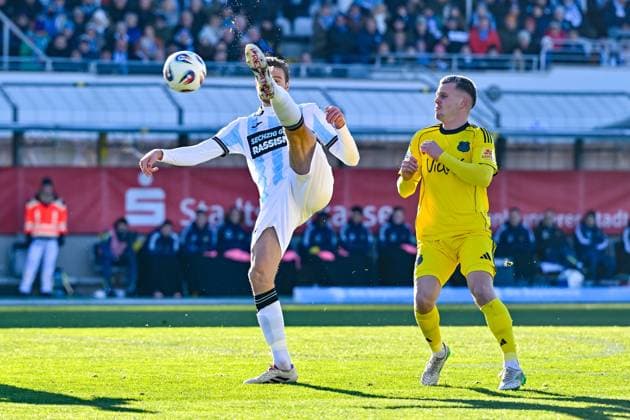 v.li.: Siemen Voet (TSV 1860, 3) Florian Pick (Saarbruecken, 20) im Zweikampf, Duell, duel, tackle, Dynamik, Action, Aktion, 23.11.2025, München (Deutschland), Fussball, 3. Liga, TSV 1860 München - 1. FC Saarbrücken, DFB DFL REGULATIONS PROHIBIT ANY USE OF PHOTOGRAPHS AS IMAGE SEQUENCES AND OR QUASI-VIDEO.