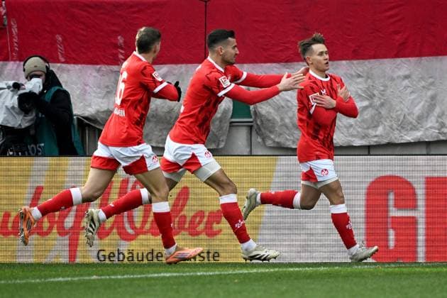 23.11.2025, xjhx, Fussball 2.Bundesliga, 1.FC Kaiserslautern - Holstein Kiel v.l. Torjubel nach dem Tor zum celebrating the goal celebrate 1:0 durch Naatan Mikael Skyttä (1. FC Kaiserslautern) (DFL DFB REGULATIONS PROHIBIT ANY USE OF PHOTOGRAPHS as IMAGE SEQUENCES and or QUASI-VIDEO) Kaiserslautern