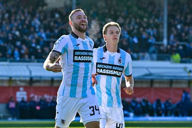 v.li.: Torschuetze Patrick Hobsch (TSV 1860, 34) und Clemens Lippmann (TSV 1860, 41) mit Torjubel, Jubel, Torjubel, Torerfolg, celebrate the goal, goal, celebration, Jubel ueber das Tor zum 1:0 , optimistisch, Action, Aktion, 23.11.2025, München (Deutschland), Fussball, 3. Liga, TSV 1860 München - 1. FC Saarbrücken, DFB DFL REGULATIONS PROHIBIT ANY USE OF PHOTOGRAPHS AS IMAGE SEQUENCES AND OR QUASI-VIDEO.