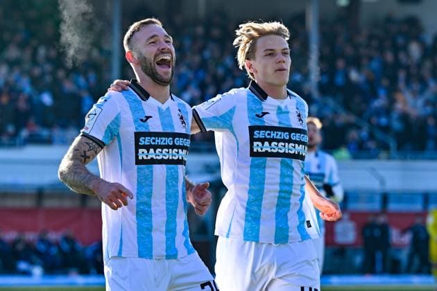 v.li.: Torschuetze Patrick Hobsch (TSV 1860, 34) und Clemens Lippmann (TSV 1860, 41) mit Torjubel, Jubel, Torjubel, Torerfolg, celebrate the goal, goal, celebration, Jubel ueber das Tor zum 1:0 , optimistisch, Action, Aktion, 23.11.2025, München (Deutschland), Fussball, 3. Liga, TSV 1860 München - 1. FC Saarbrücken, DFB DFL REGULATIONS PROHIBIT ANY USE OF PHOTOGRAPHS AS IMAGE SEQUENCES AND OR QUASI-VIDEO.