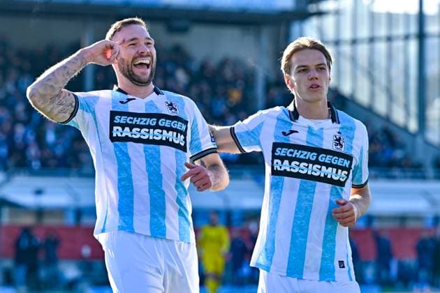 v.li.: Torschuetze Patrick Hobsch (TSV 1860, 34) und Clemens Lippmann (TSV 1860, 41) mit Torjubel, Jubel, Torjubel, Torerfolg, celebrate the goal, goal, celebration, Jubel ueber das Tor zum 1:0 , optimistisch, Action, Aktion, 23.11.2025, München (Deutschland), Fussball, 3. Liga, TSV 1860 München - 1. FC Saarbrücken, DFB DFL REGULATIONS PROHIBIT ANY USE OF PHOTOGRAPHS AS IMAGE SEQUENCES AND OR QUASI-VIDEO.