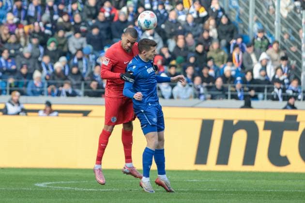23.11.2025, xhettx, Fussball 2.Bundesliga, Karlsruher SC - SV Elversberg v.l. Kopfballduell Jan Gyamerah (SV Elversberg, 30) und Marvin Wanitzek (Karlsruher SC, 10) (DFL DFB REGULATIONS PROHIBIT ANY USE OF PHOTOGRAPHS as IMAGE SEQUENCES and or QUASI-VIDEO) Karlsruhe