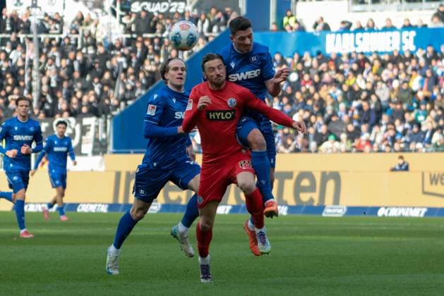 23.11.2025, xhettx, Fussball 2.Bundesliga, Karlsruher SC - SV Elversberg v.l. Lukas Petkov (SV Elversberg, 25) kommt nicht an den Ball gegen Nicolai Rapp (Karlsruher SC, 6) (DFL DFB REGULATIONS PROHIBIT ANY USE OF PHOTOGRAPHS as IMAGE SEQUENCES and or QUASI-VIDEO) Karlsruhe