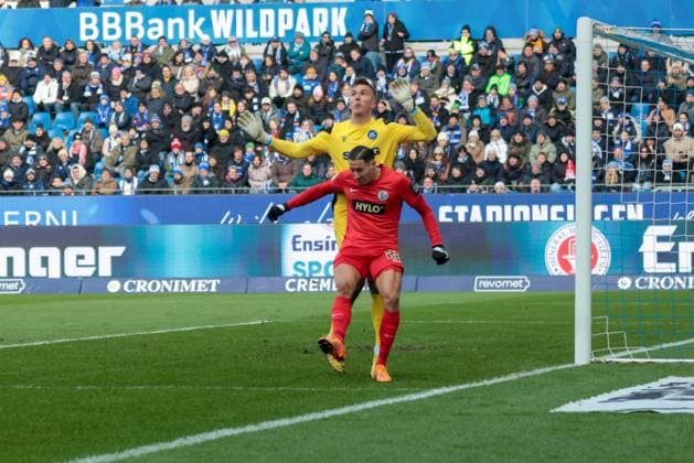 23.11.2025, xhettx, Fussball 2.Bundesliga, Karlsruher SC - SV Elversberg v.l. Younes Ebnoutalib (SV Elversberg, 22) blockt Hans Christian Bernat (Karlsruher SC, 1) (DFL DFB REGULATIONS PROHIBIT ANY USE OF PHOTOGRAPHS as IMAGE SEQUENCES and or QUASI-VIDEO) Karlsruhe